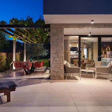 Maria Luisa Villa Pula