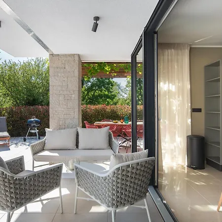 Maria Luisa Villa Pula