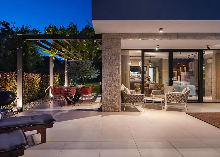 Maria Luisa With Padel Court Villa Pula